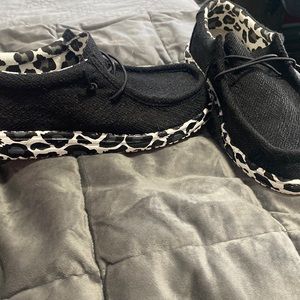 Black and leopard hey dudes.